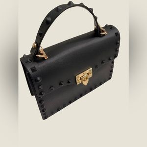 Bolsa negra nueva, con detalles en dorado